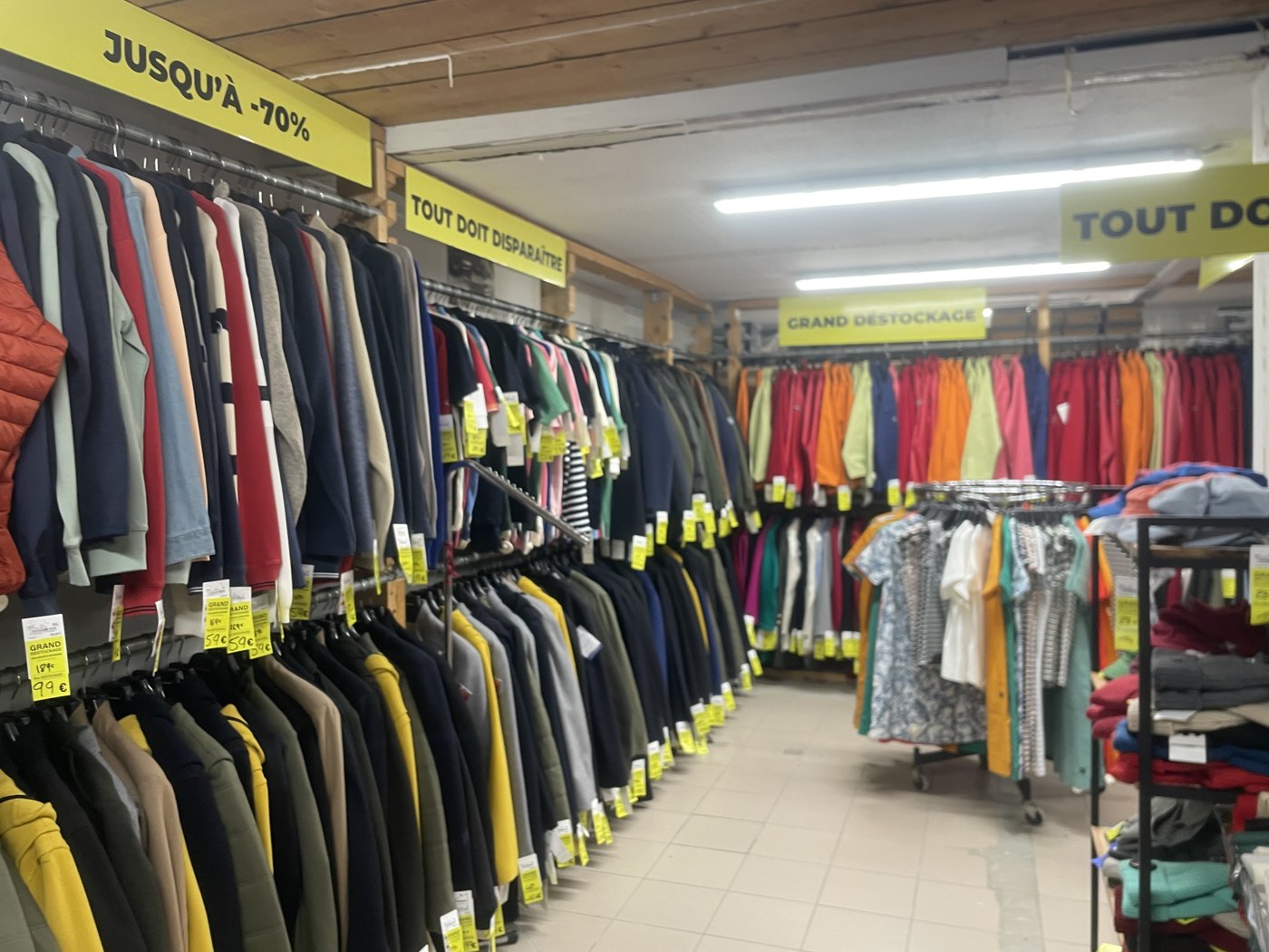 Espace de vente Dalmard Marine — portants et signalétique promotionnelle