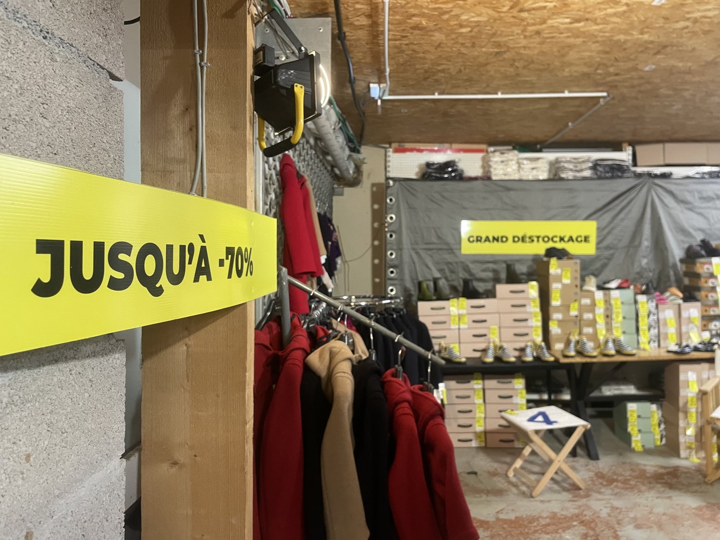 Zone déstockage Dalmard Marine — présentation chaussures et vêtements