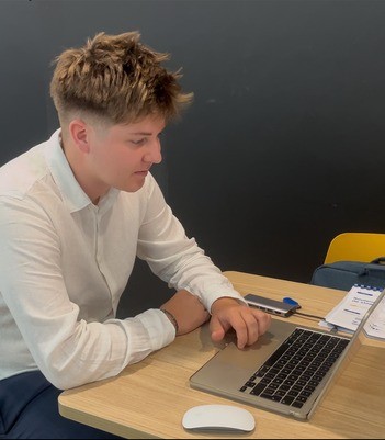 Portrait de Lorenzo Donval, au travail sur son ordinateur