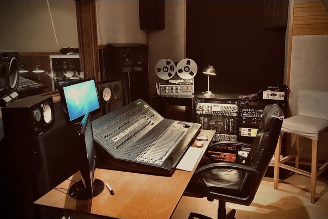 Studio 440 à Montreuil — console de mixage analogique et matériel d'enregistrement